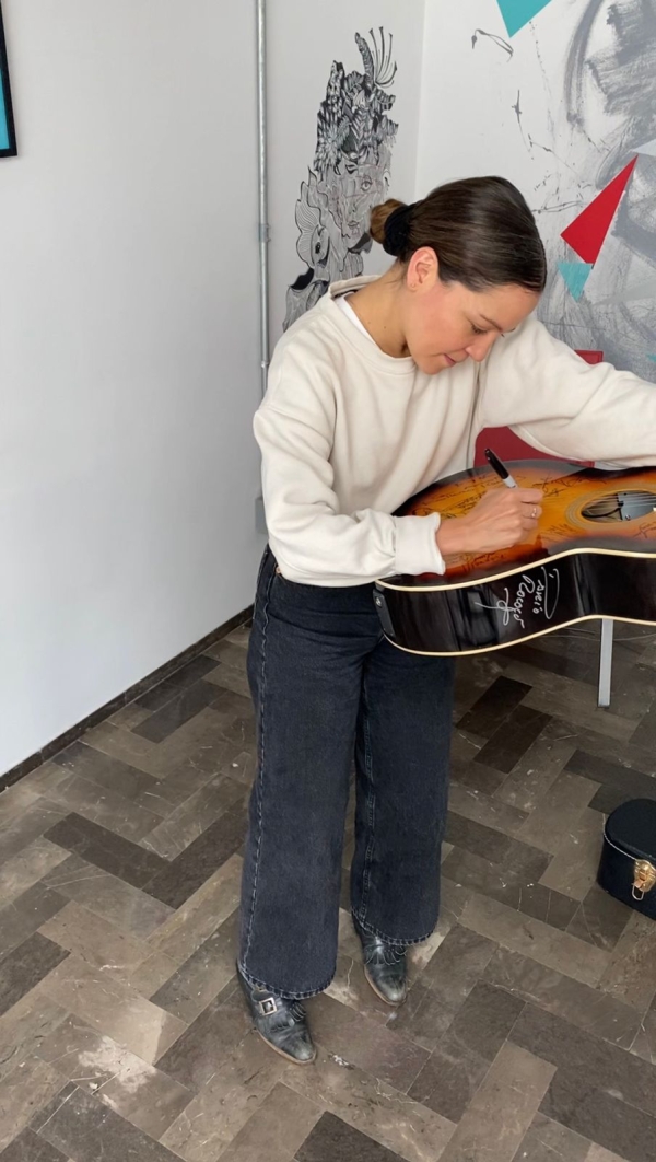 Natalia Lafourcade firma